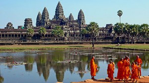 Buddhist_monks_in_front_of_the_Angkor_Wat