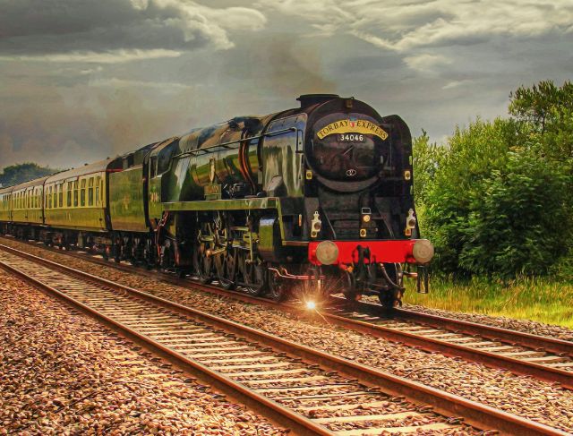 Extreme Photos on a Moving Train Worth It or a Disaster staying to Happen?