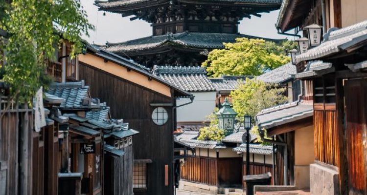 Kyoto’s Everything’s Fine Mood… Even When Chinese Tourist Numbers Drop