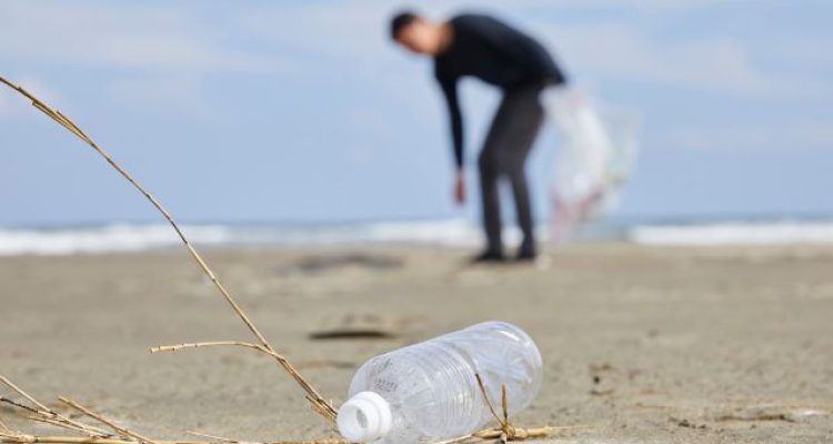 Patong Beach Covered in Trash as New Year's Eve Party Ends