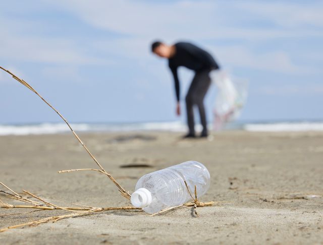 Patong Beach Covered in Trash as New Year's Eve Party Ends
