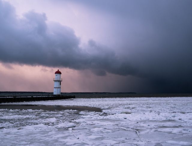 Heavy Snow Grounds Planes, Strands Thousands on Jeju Island