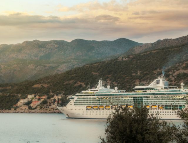 Cruise Ship Passengers Stuck at Doha Port