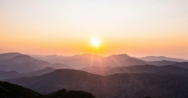 Hundreds of Tourists Caught in Crossfire While Hunting for Sunrise