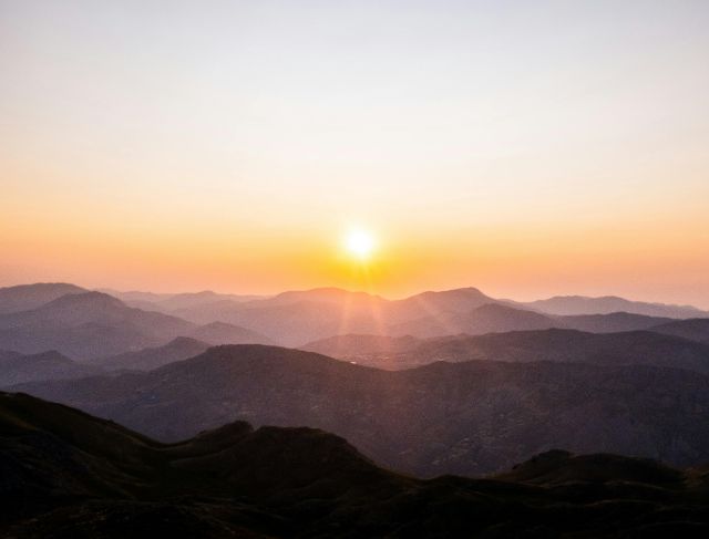 Hundreds of Tourists Caught in Crossfire While Hunting for Sunrise
