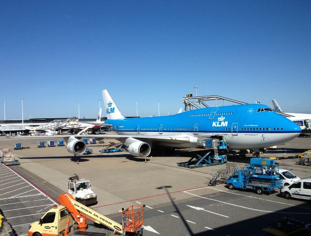 Schiphol Airport Cuts Fees as Airlines Struggle with Rising Fuel Costs