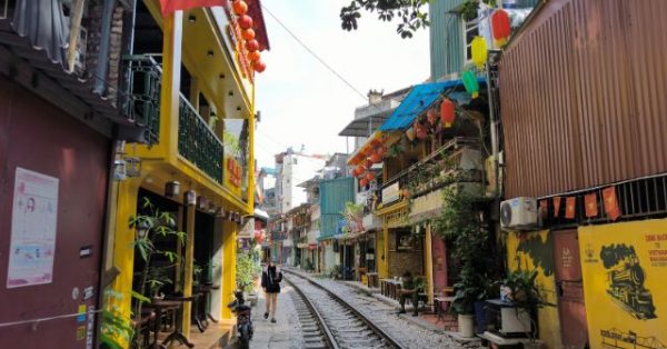 Tourist's Phone Gets Hit by Train While Filming at Hanoi Train Street