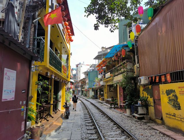 Tourist's Phone Gets Hit by Train While Filming at Hanoi Train Street