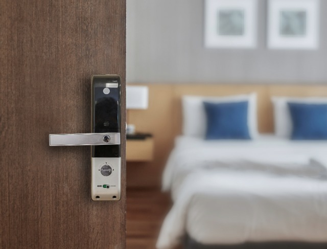 Flight Attendants Reveal a 90-Second Hotel Room Safety Check